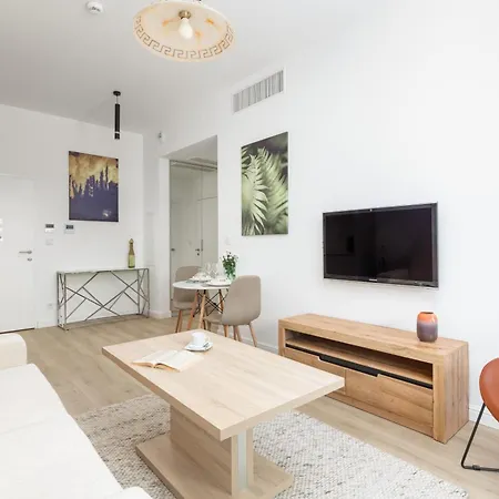 Apartment Shellter Seaside With Parking By Renters *